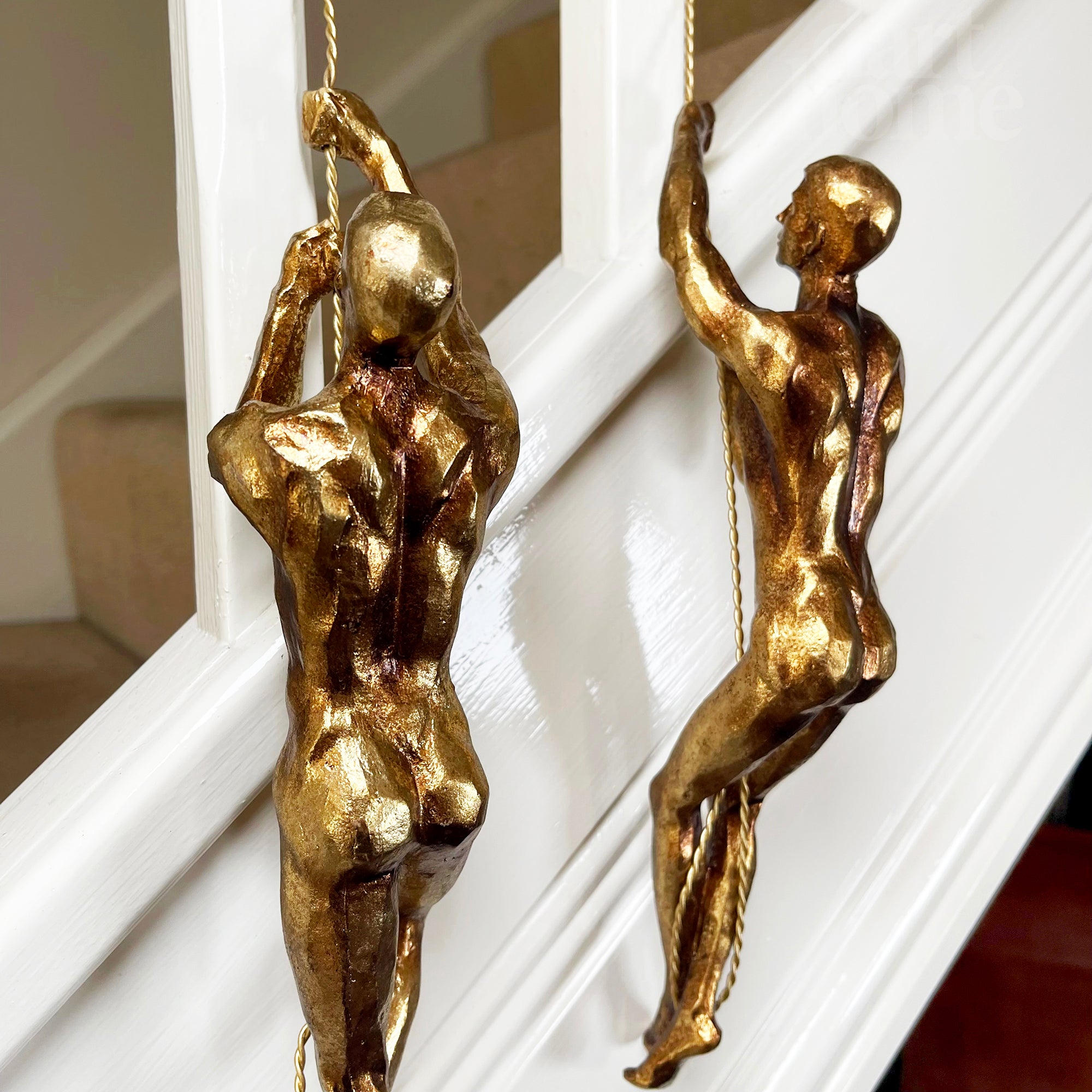 Set mit 2 goldenen Kletternden-Männerfiguren