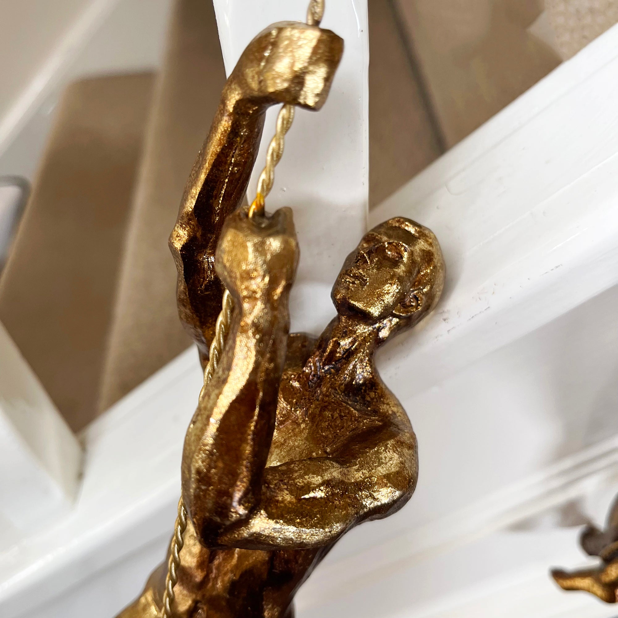 Set mit 2 goldenen Kletternden-Männerfiguren