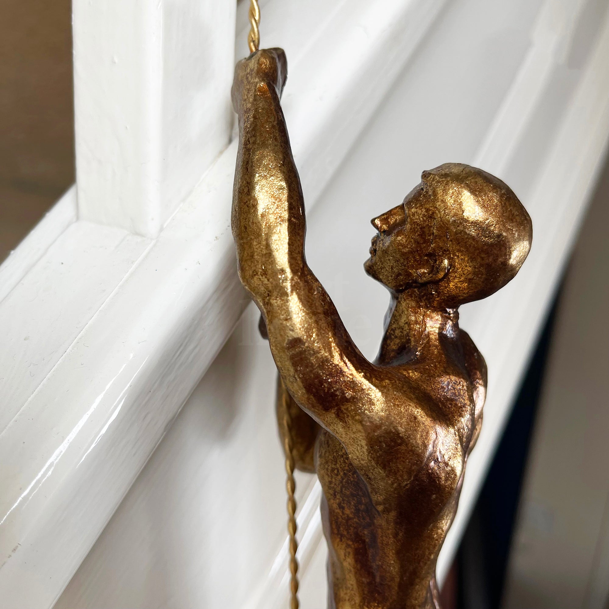 Set mit 2 goldenen Kletternden-Männerfiguren