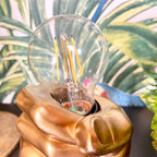 Schirmlose Tischlampe „Golden Fist“.