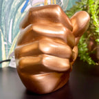 Schirmlose Tischlampe „Golden Fist“.