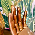 Schirmlose Globe-Tischlampe „Golden Hands“.