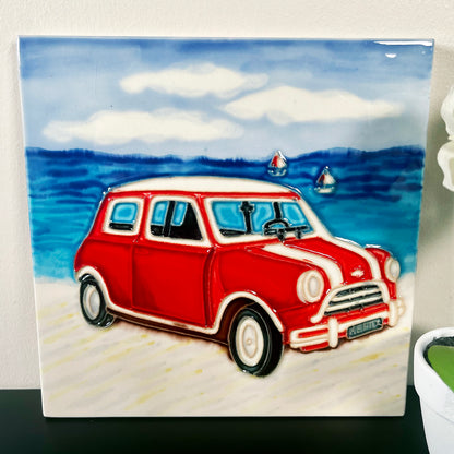 Rotes Auto am Strand, Keramikfliesen-Wandkunst