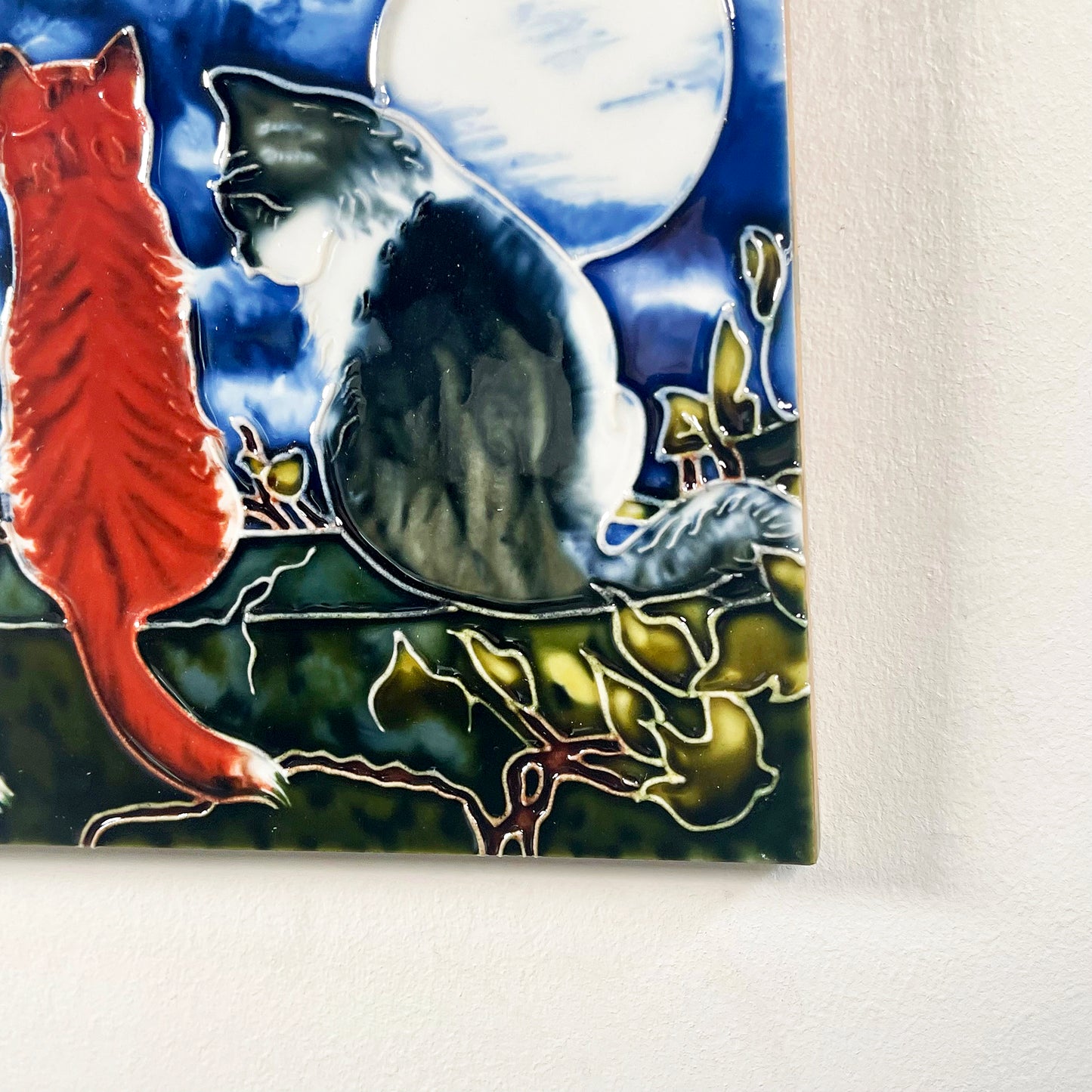 Wandkunst aus Keramikfliesen – Flüsternde Katzen bei Nacht