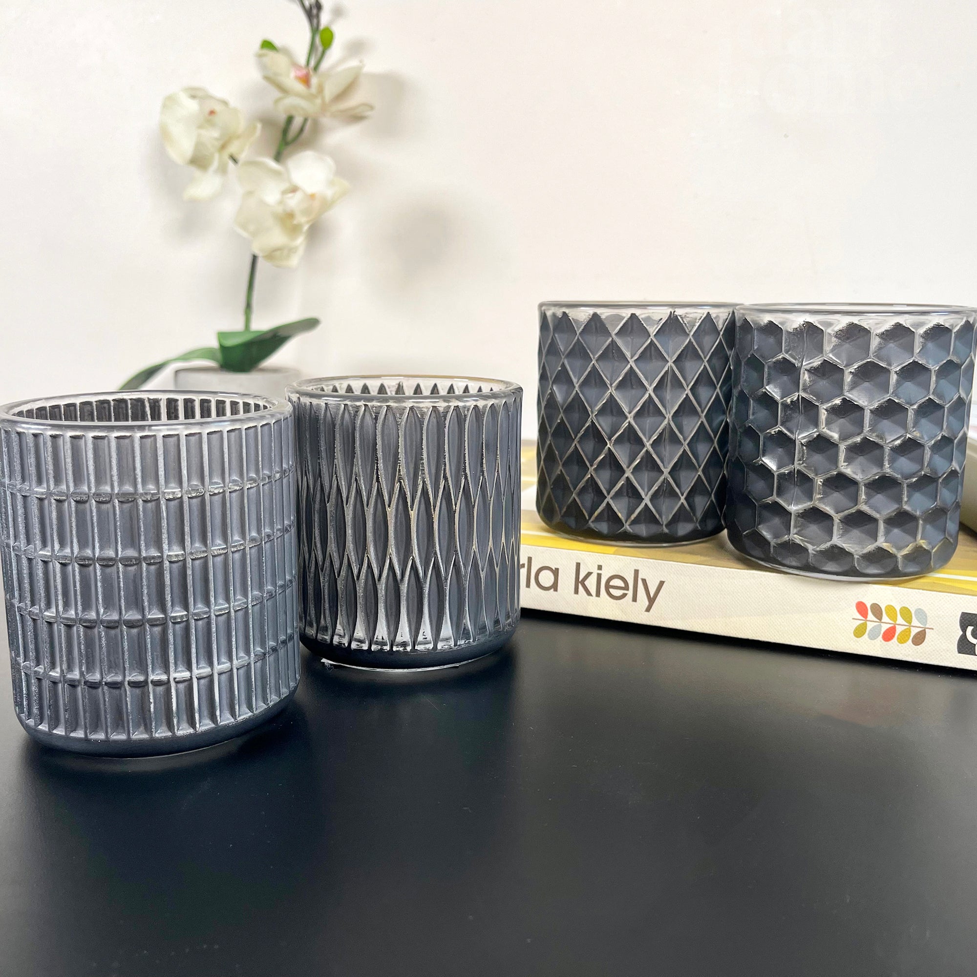 Set mit 4 geometrischen Teelichthaltern