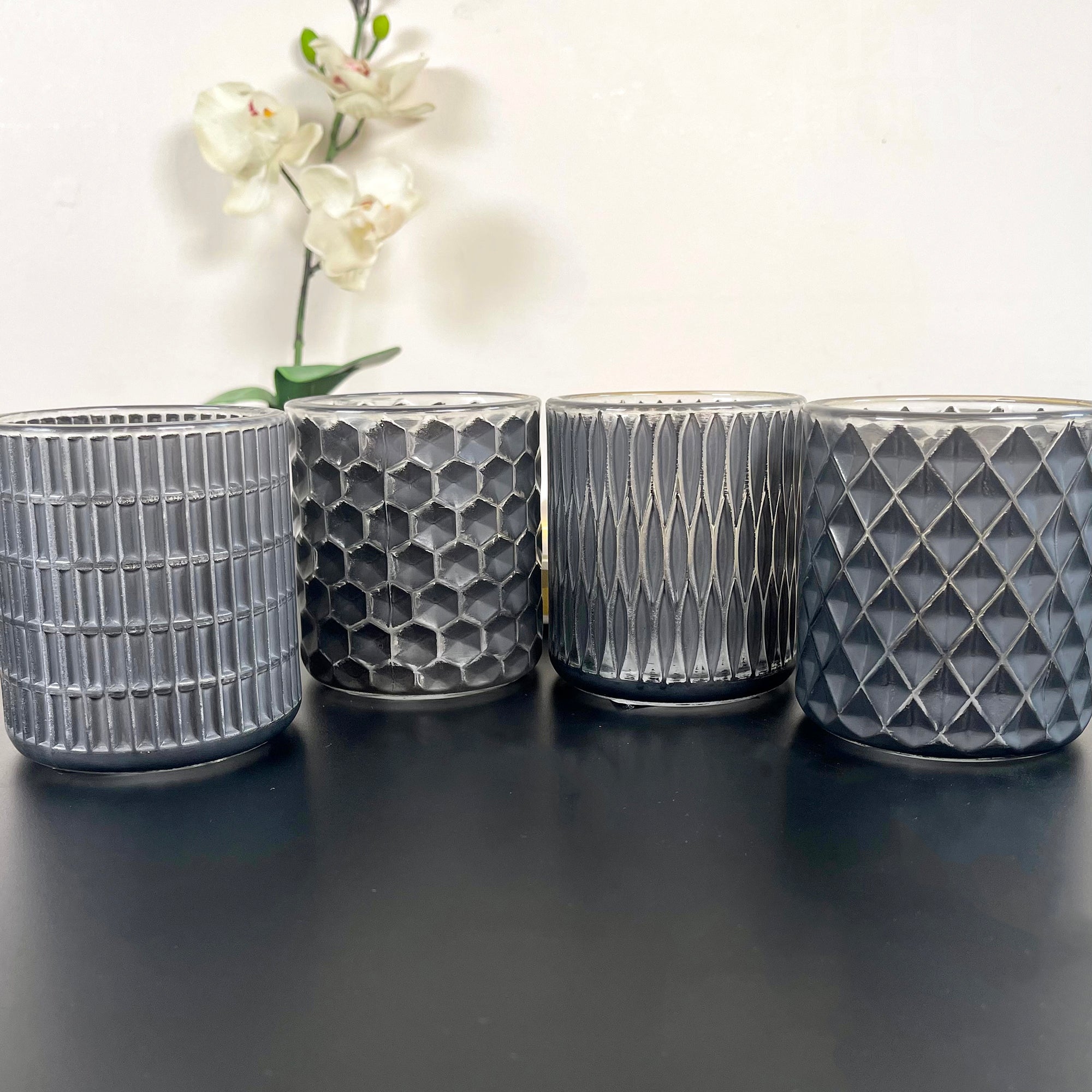 Set mit 4 geometrischen Teelichthaltern