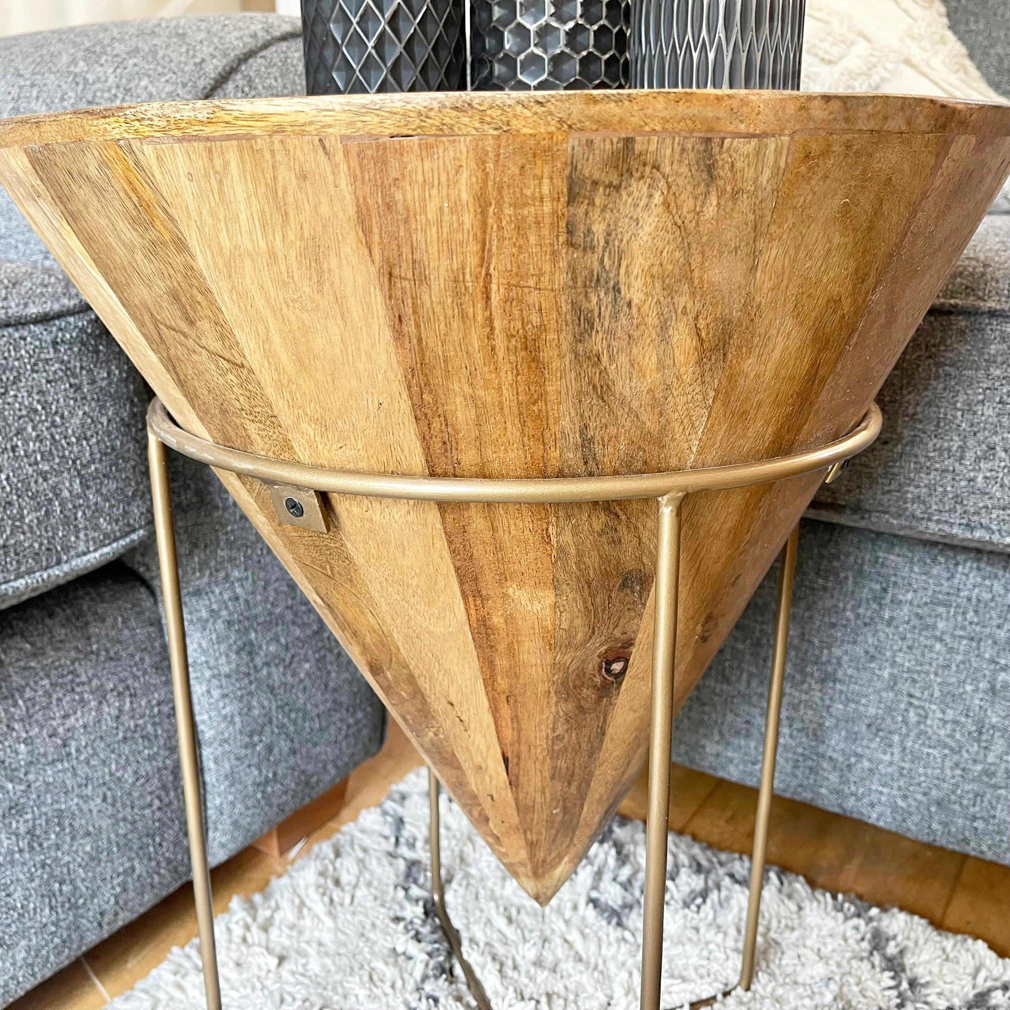 Kegelförmiger Beistelltisch aus Mangoholz