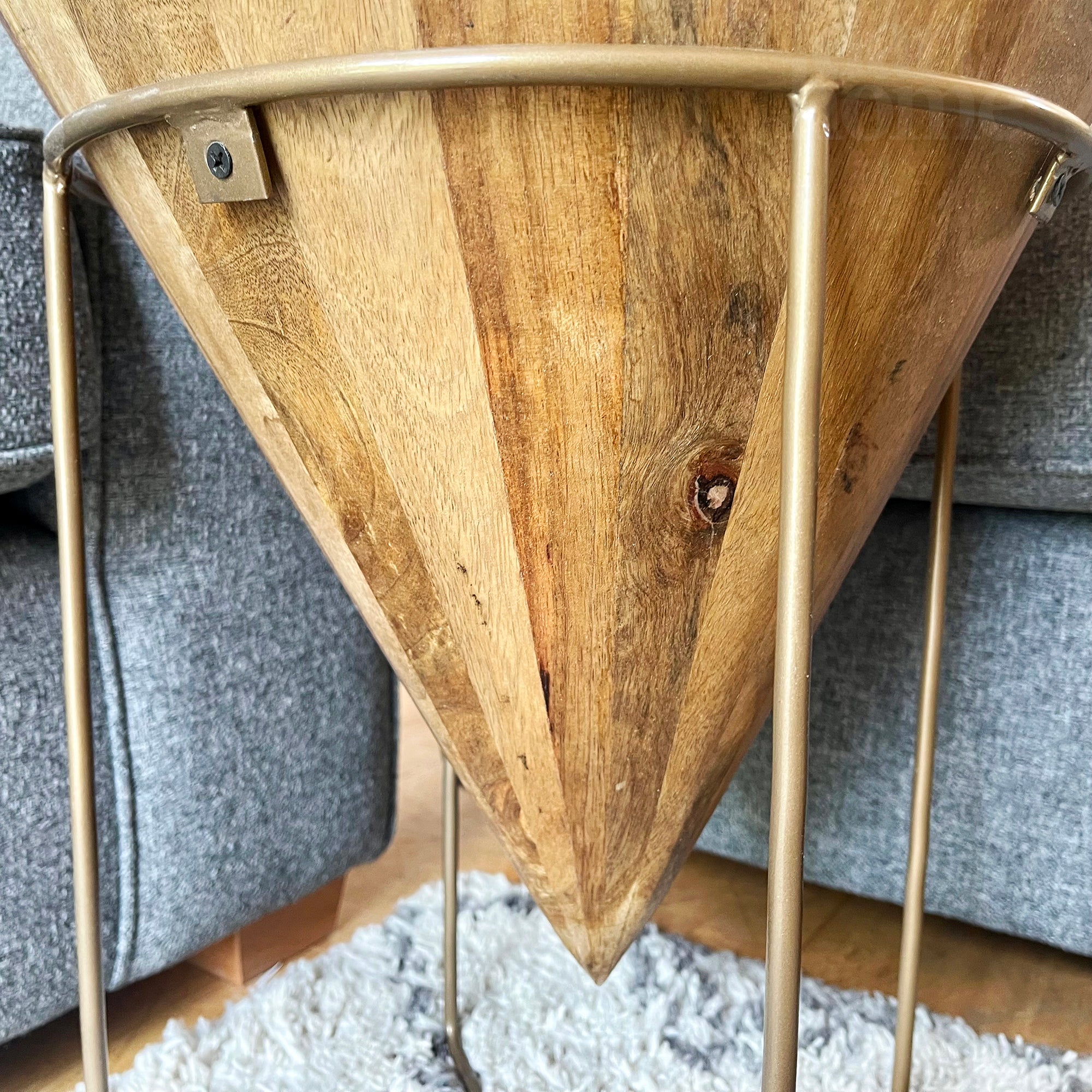 Kegelförmiger Beistelltisch aus Mangoholz