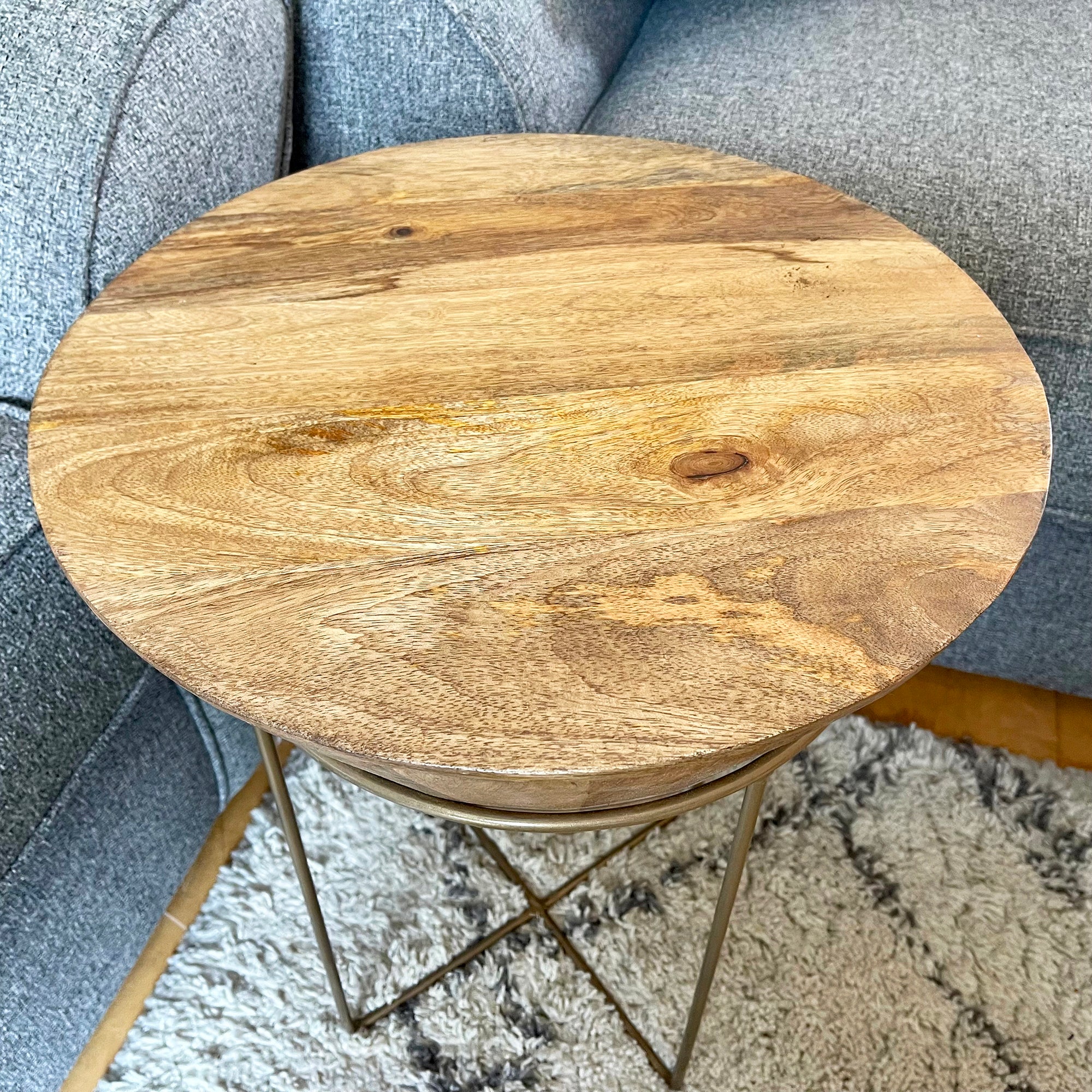 Kegelförmiger Beistelltisch aus Mangoholz