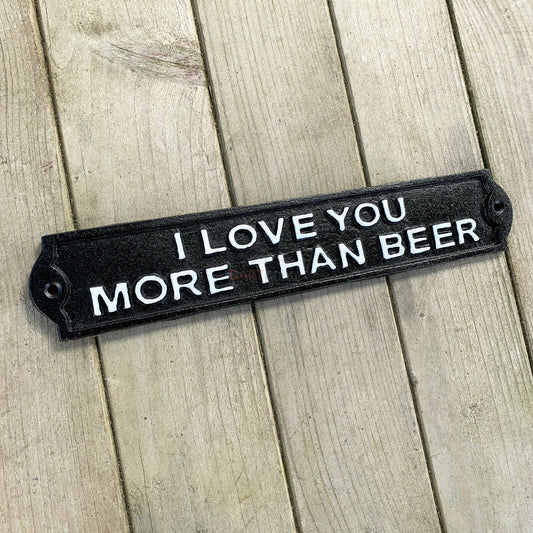 Ich liebe dich mehr als Bier, Gartenwandschild aus Gusseisen, 31 cm