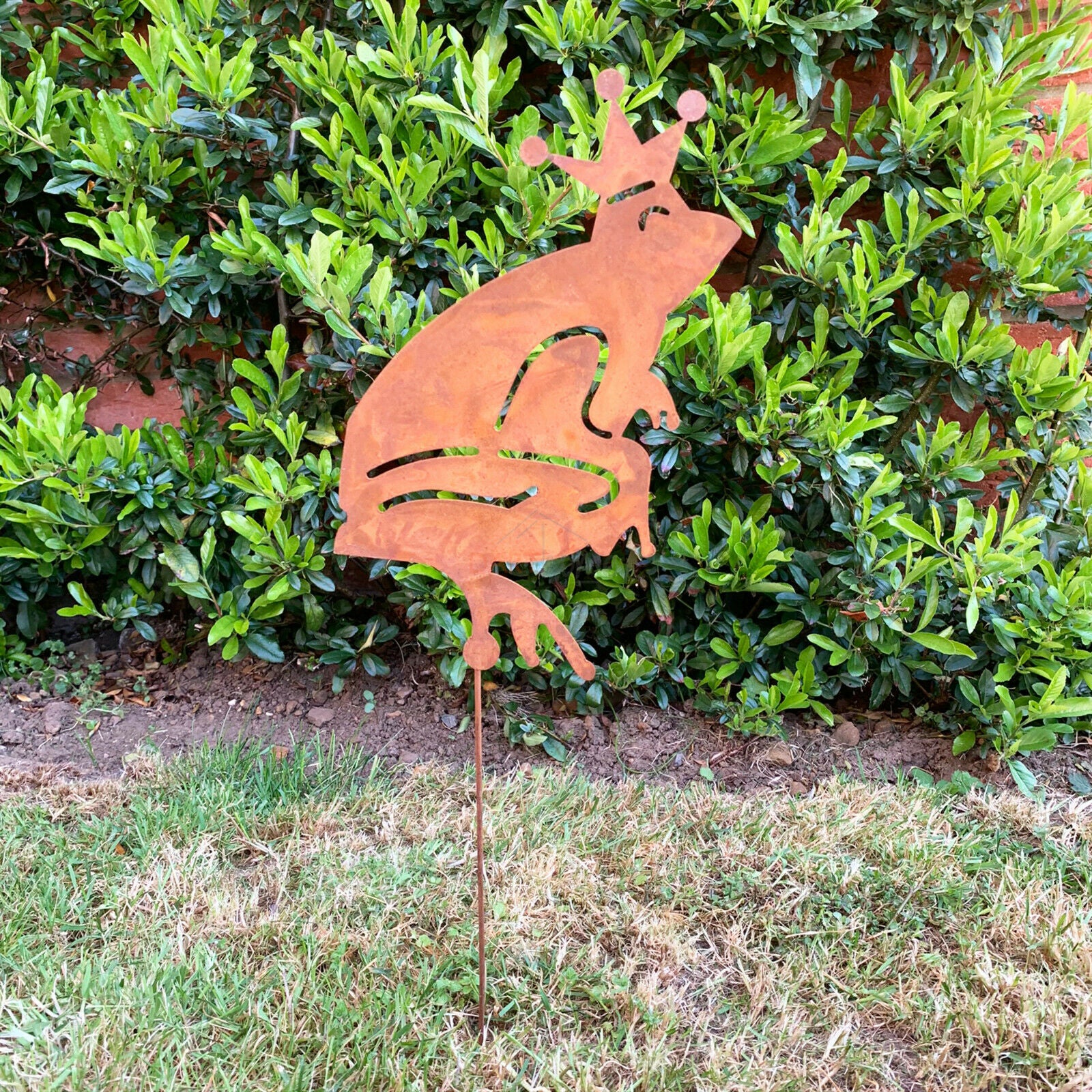 Gekrönter König-Frosch-Gartenpfahl